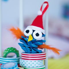 Tannenzapfentier mit Mütze und Flügeln