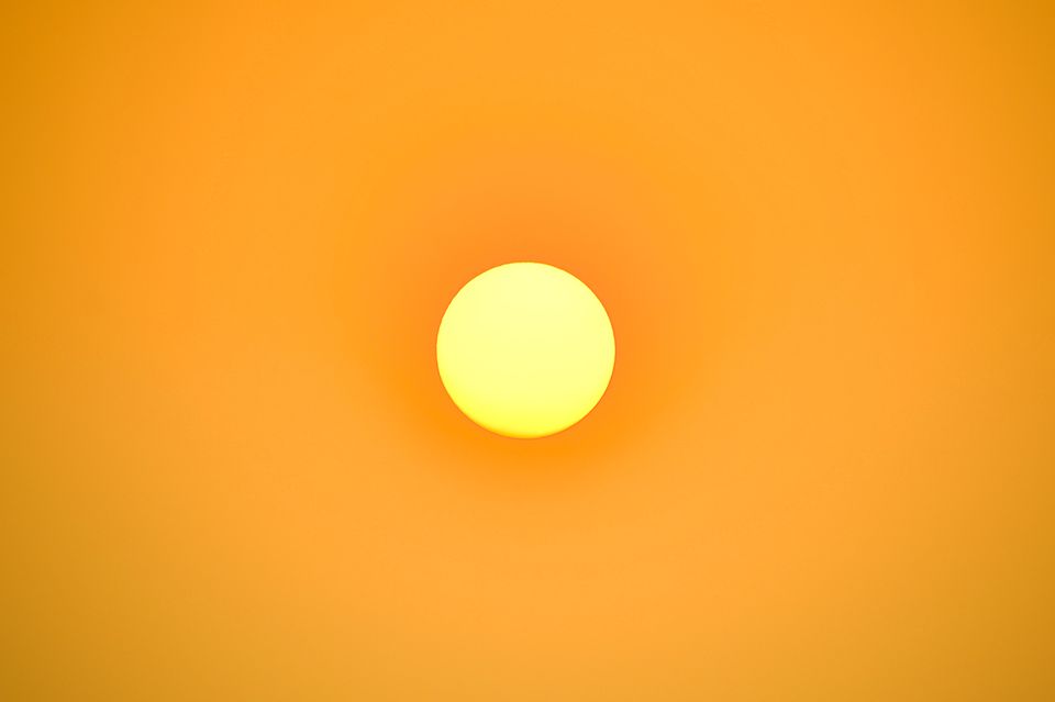 Die Sonne vor orangenem Hintergrund