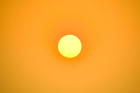 Die Sonne vor orangenem Hintergrund
