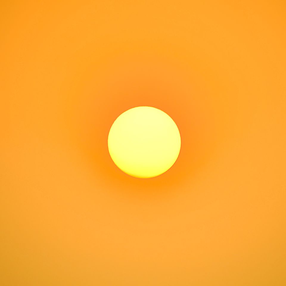 Die Sonne vor orangenem Hintergrund