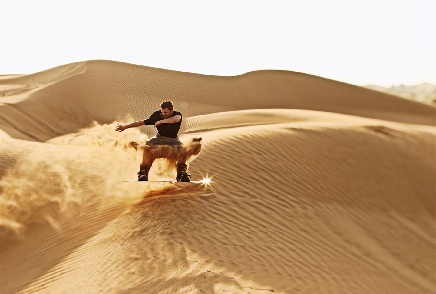 Sandboarden in der Wüste