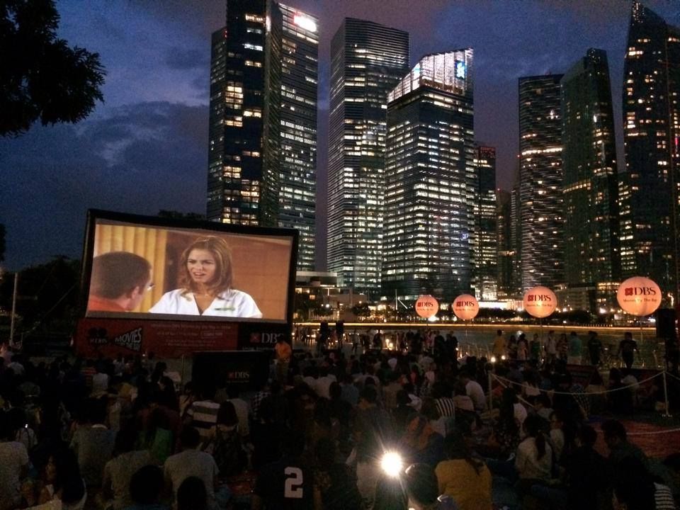 Ausgehen in der Löwenstadt: Ob vor der Skyline oder am Stadtrand, die Leinwand von Movie Mob macht überall in Singapur Halt und ist kostenlos