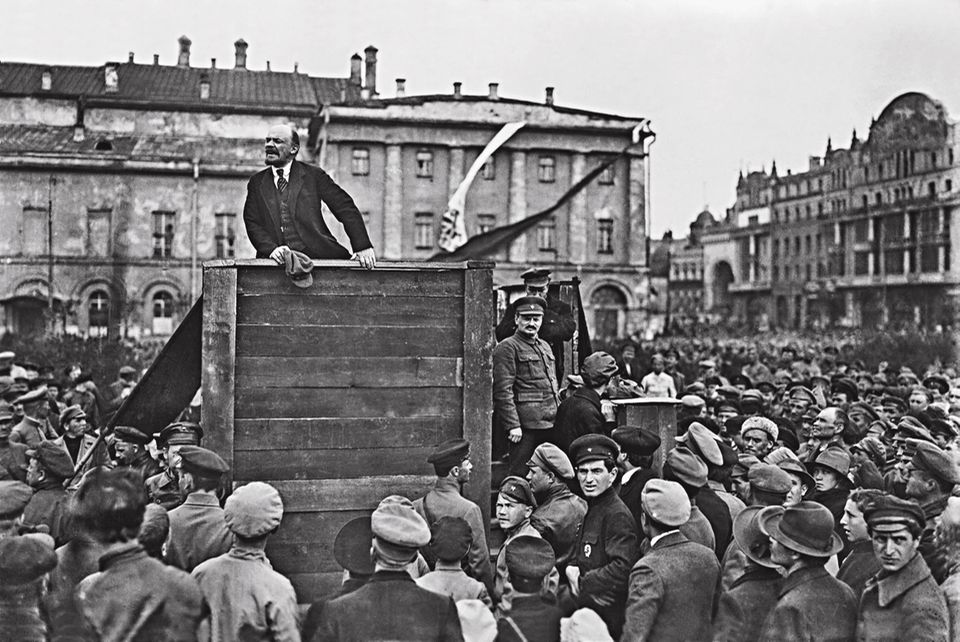GEO EPOCHE  Nr. 83: Wladimir Iljitsch Lenin (auf der Tribüne) und Leo Trotzki (rechts daneben) sind die Architekten des kommunistischen Putsches vom Oktober 1917. Nach Lenins frühem Tod im Jahr 1924 verliert Trotzki den Machtkampf um dessen Nachfolge gegen Josef Stalin