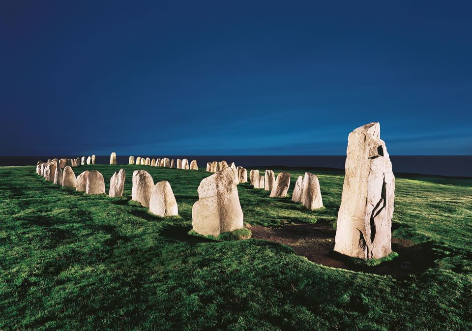 GEO EPOCHE KOLLEKTION Nr. 6: Mit zu Bootsrümpfen geformten Gräbern und Denkmälern ehren Germanen in Skandinavien ihre Toten. Die gewaltige Anlage von Ales Stenar errichten sie im 1. Jahrtausend n. Chr. in der heute schwedischen Provinz Schonen