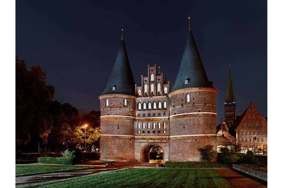 Geburt der Hanse: Lübeck ist die mächtigste aller Hansestädte. Ihren Wohlstand schützt sie mit Befestigungen wie dem Holstentor, auf dem 30 Kanonen stehen