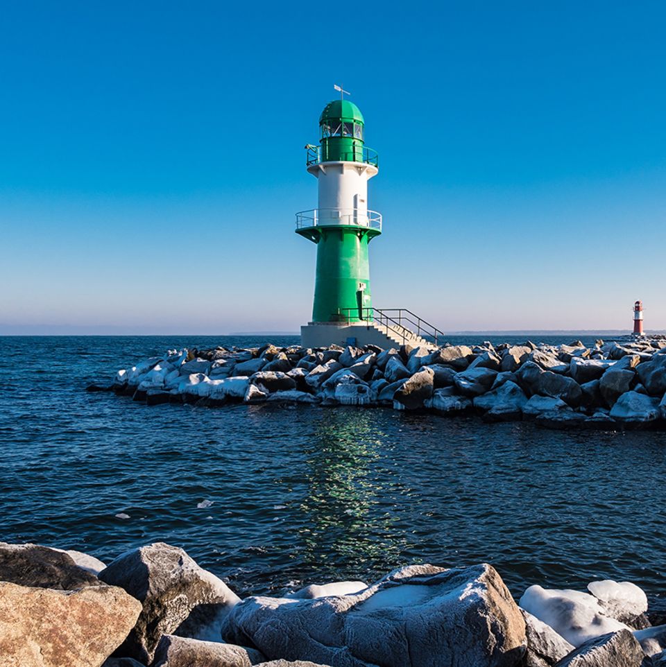 Grün-weißer Leuchtturm an Land