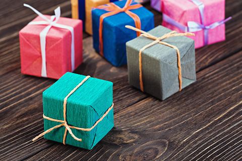Bunte Geschenke auf Holz