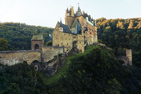 GEO EPOCHE PANORAMA: Verborgen in einem Seitental der Mosel erhebt sich Burg Eltz. Seit 850 Jahren ist das Bollwerk, das die Jahrhunderte unbeschadet überdauert hat, im Besitz derselben Familie