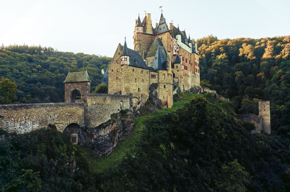GEO EPOCHE PANORAMA: Verborgen in einem Seitental der Mosel erhebt sich Burg Eltz. Seit 850 Jahren ist das Bollwerk, das die Jahrhunderte unbeschadet überdauert hat, im Besitz derselben Familie