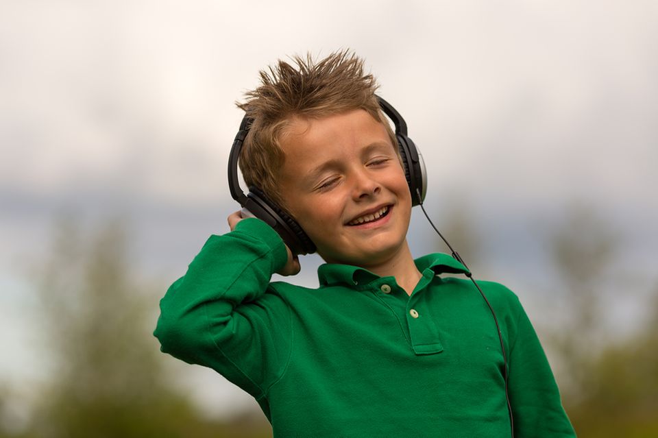 Junge hört Musik mit Kopfhörern