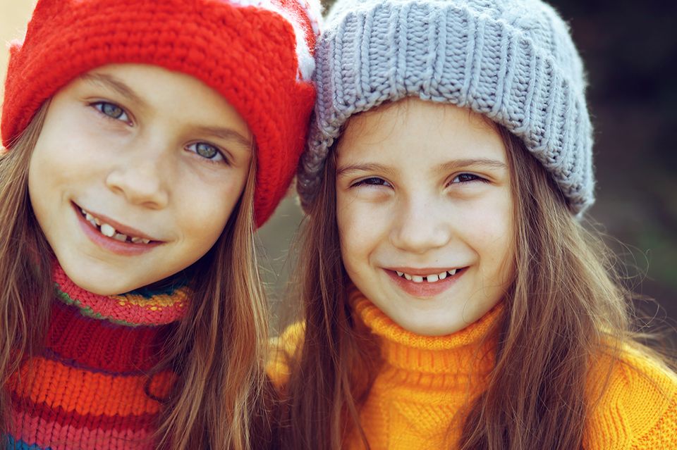Mädchen mit Strickmützen Mädchen mit Strickmützen