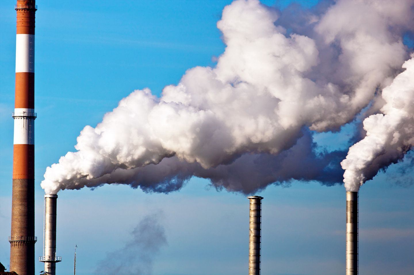 Kohlendioxid wird durch die Industrie in die Luft geblasen