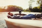 Mann im Ruderboot