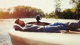 Mann im Ruderboot