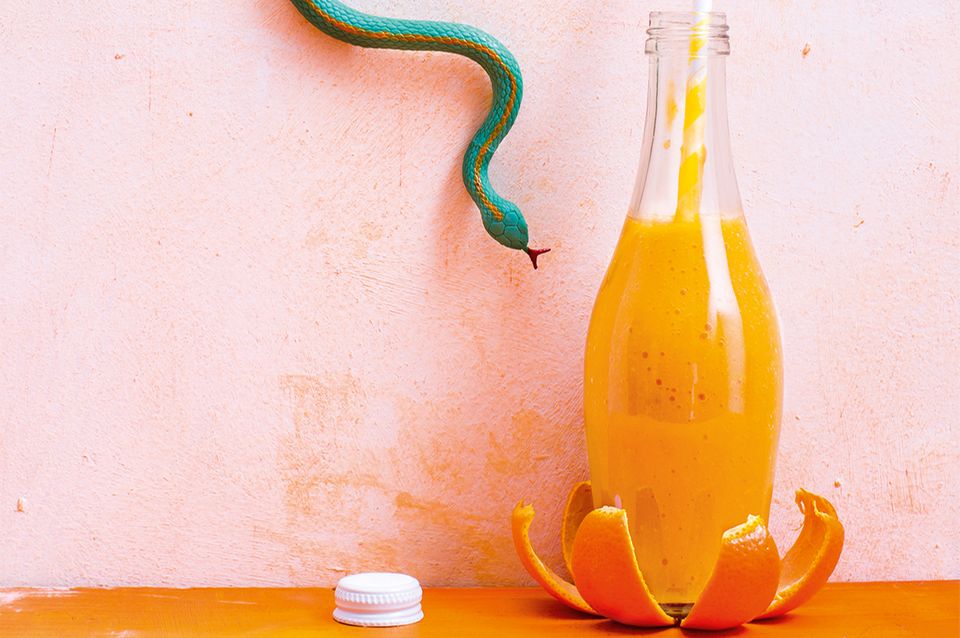 Mango Smoothie in einer Glasflasche