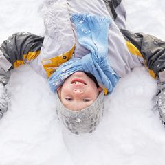 Jung liegt im Schnee