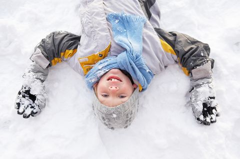 Jung liegt im Schnee