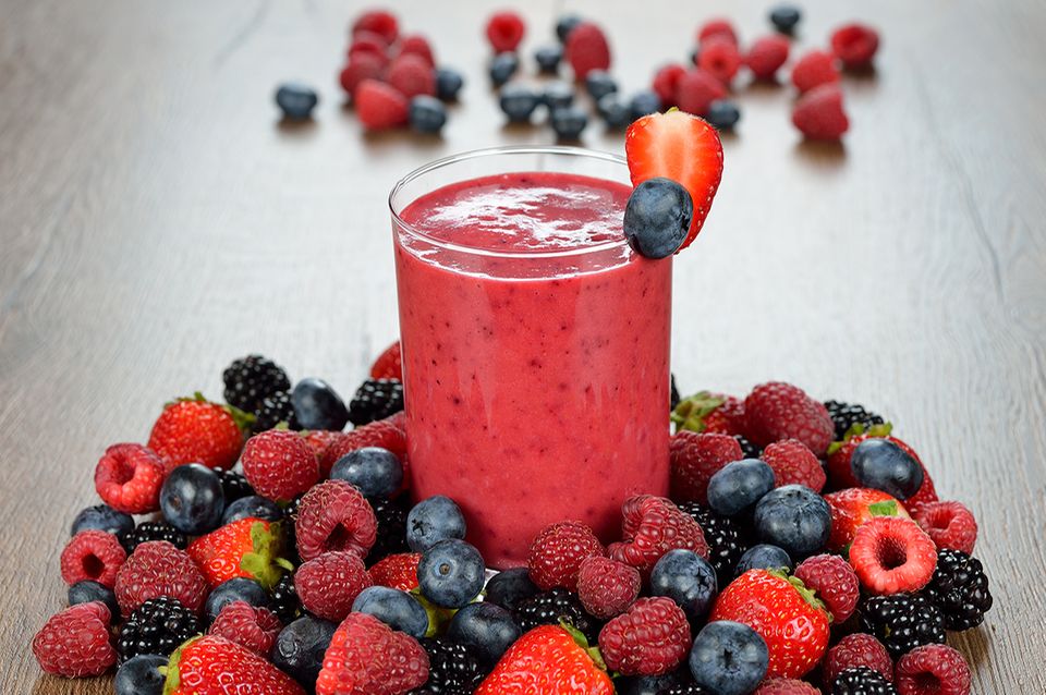 Beerenshake mit Waldbeeren