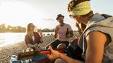 Freunde treffen am Strand