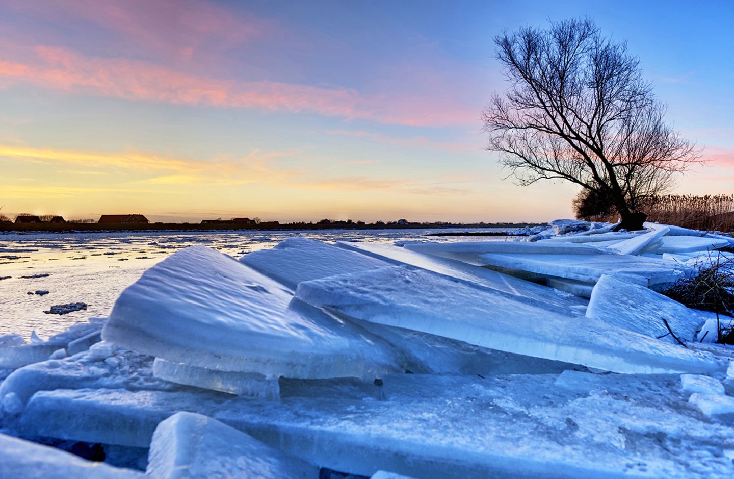 Elbufer mit Eisschollen im Winter, Deutschland, Hamburg