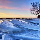 Elbufer mit Eisschollen im Winter, Deutschland, Hamburg