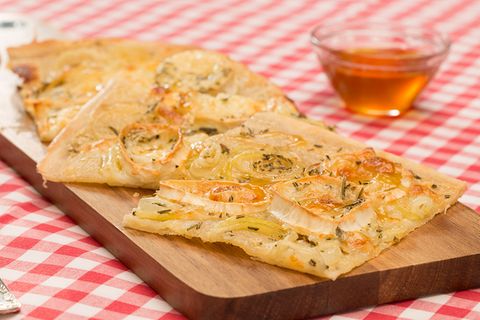 Vegetarischer Flammkuchen mit Ziegenkäse