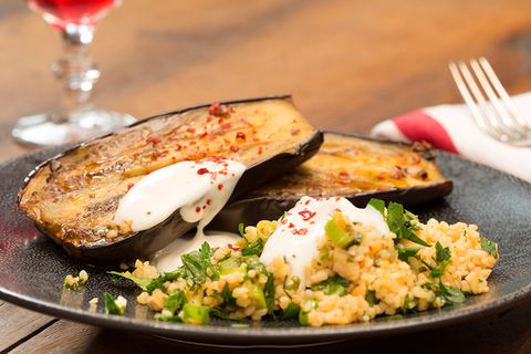 Gebackene Auberginen mit Bulgur