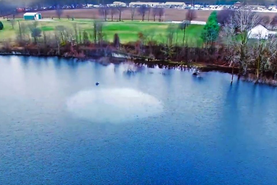 Ein Löffel Öl auf einem See