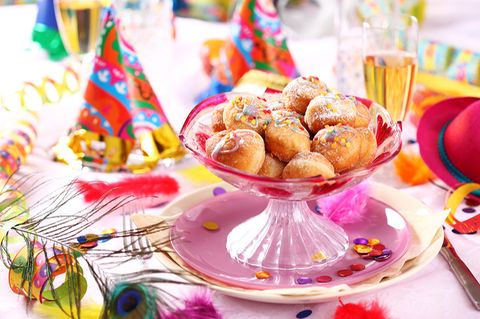 Faschingstisch mit Krapfen und Deko