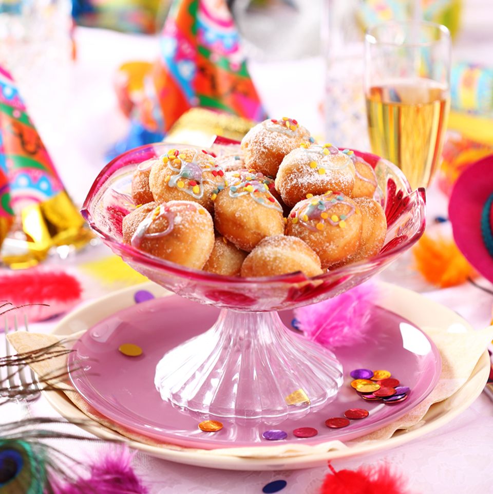 Faschingstisch mit Krapfen und Deko