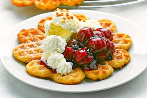 Marzipan-Waffeln mit Kirschen und Eis