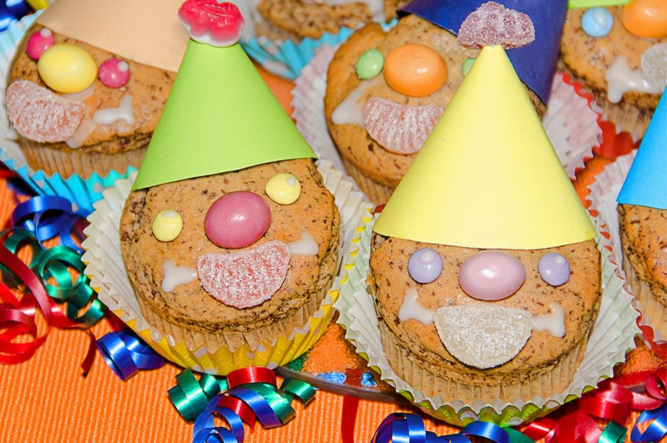 Lustige Muffins mit Clown-Gesicht