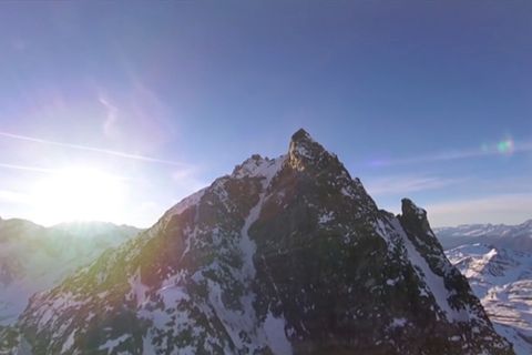 Video-Drohne fliegt über die Alpen