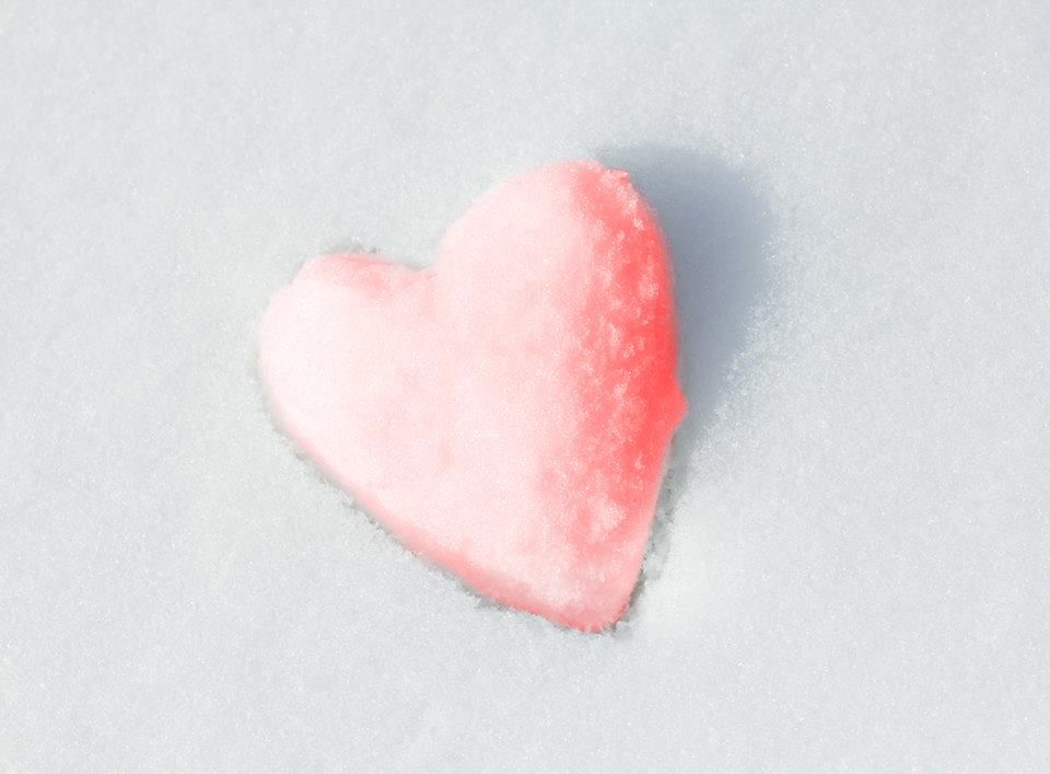 rosanes Herz aus Schnee rosanes Herz aus Schnee