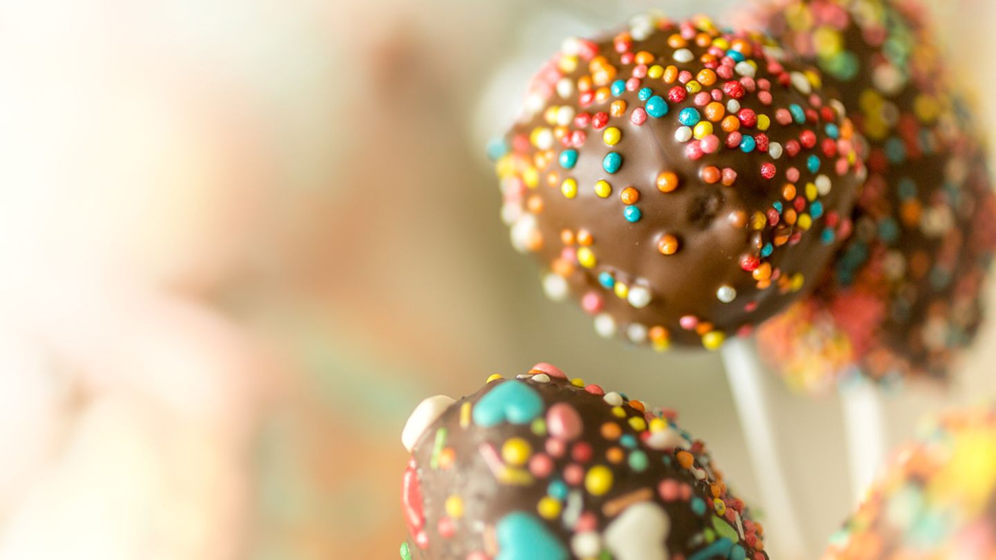 Cake Pops mit Schokoladen-Glasur - [GEOLINO]