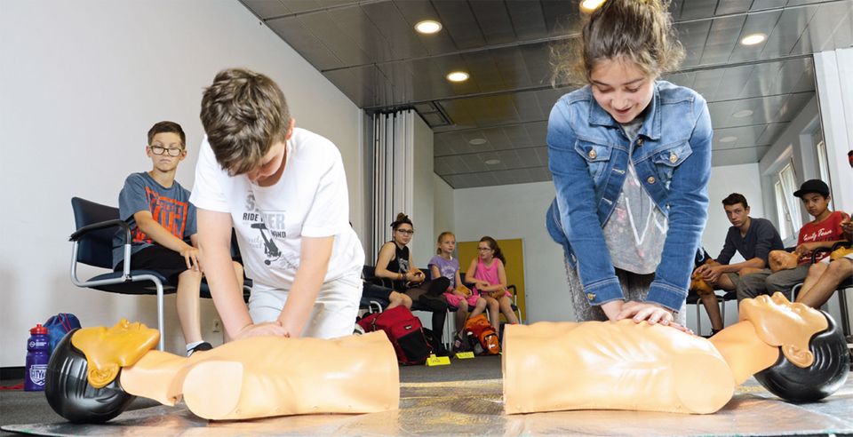 Kinder üben Herzdruckmassage