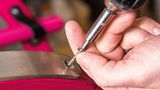 Stahlschiene unter den Kufen des Schlittens