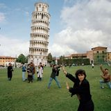 Martin Parr / The Leaning Tower of Pisa, Italy, 1990