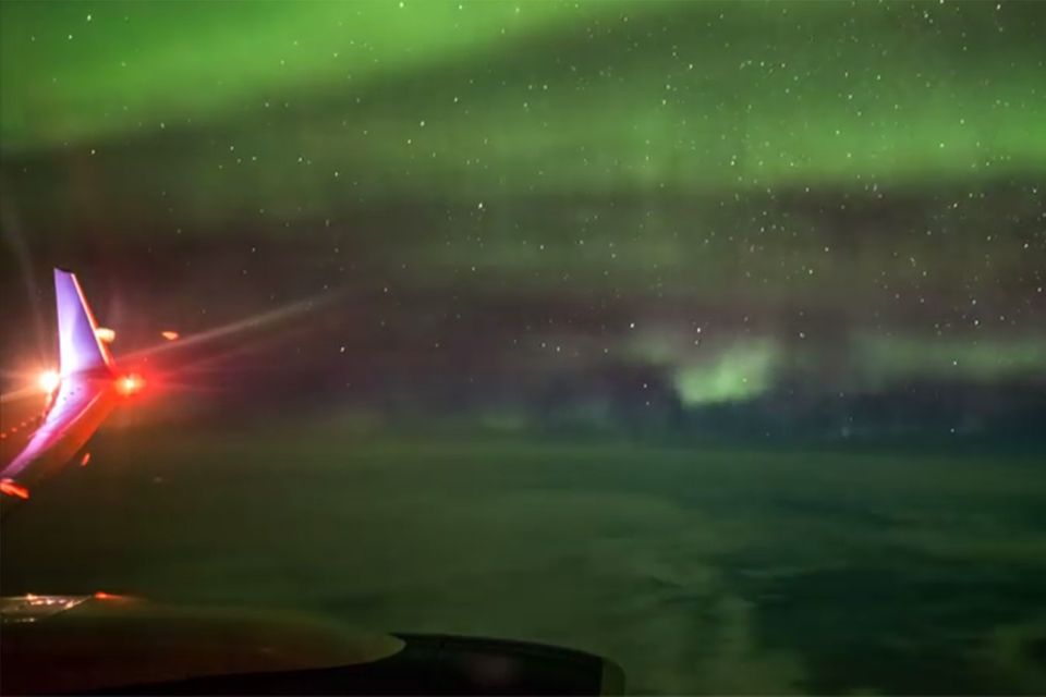 Nordlichter vor dem Flugzeugfenster
