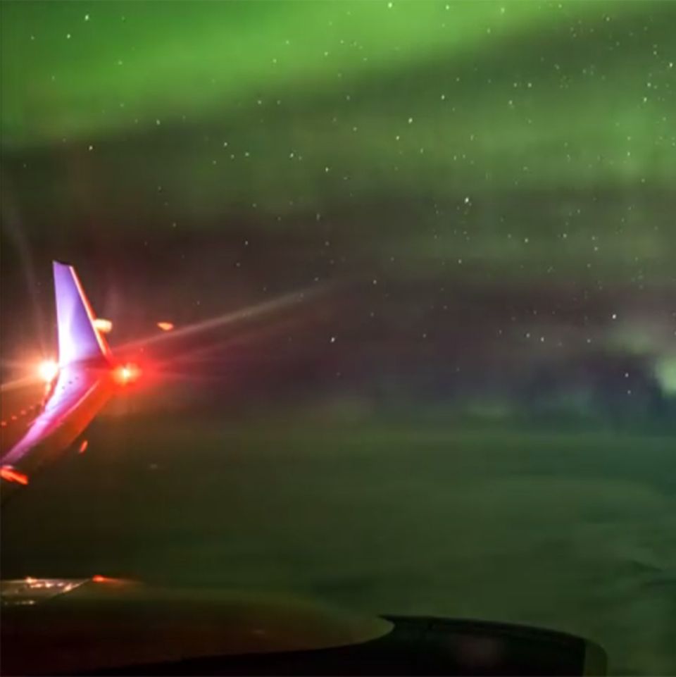 Nordlichter vor dem Flugzeugfenster
