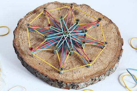 Mandala aus Holz und Gummibändern