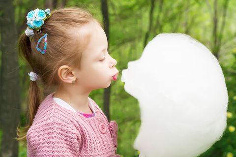 Mädchen küsst ihre Zuckerwatte
