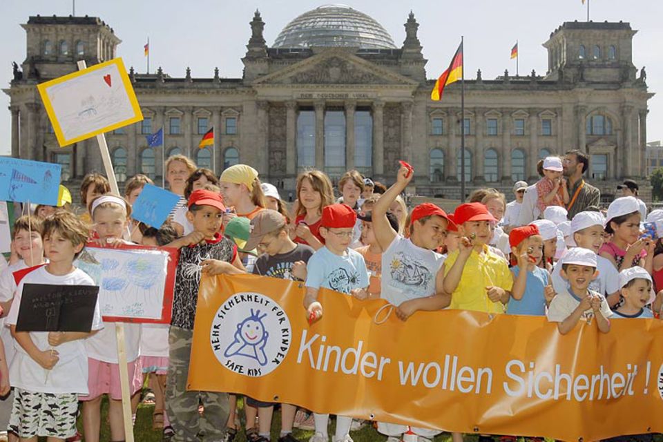 Berliner Jungen und Mädchen vor dem Reichstag