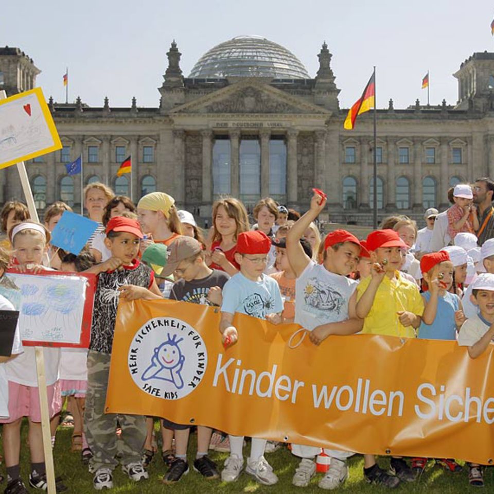 Berliner Jungen und Mädchen vor dem Reichstag