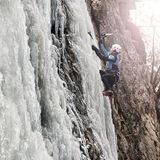 Eiskletterer klettert an einem gefrorenen Wasserfall, Alpbach, Alpbachtal