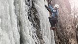 Eiskletterer klettert an einem gefrorenen Wasserfall, Alpbach, Alpbachtal