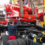 Schrauben am Feuerwehrauto