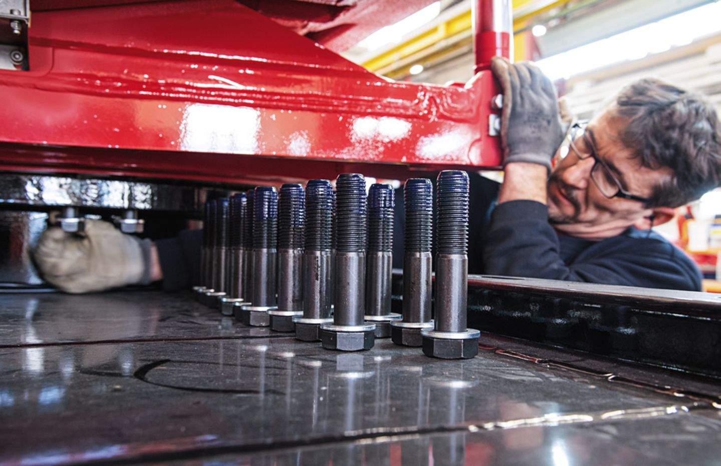 Ein Mitarbeit baut das Auto