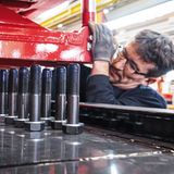 Ein Mitarbeit baut das Auto