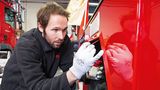 Mitarbeiter besser Kratzer am Feuerwehrauto aus